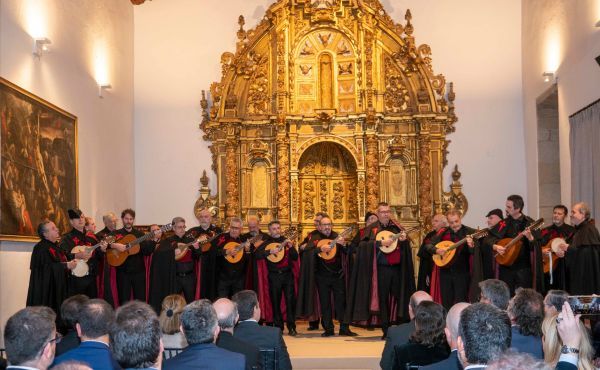 La tuna universitaria de Santiago actuó como parte de los actos del 75 aniversario del Colegio Mayor La Estila..