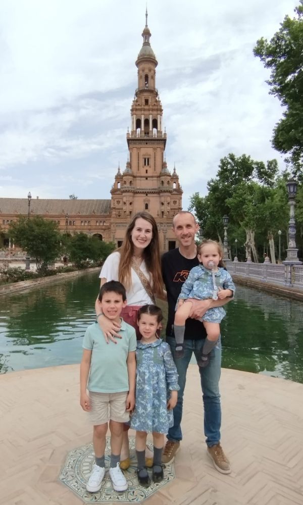 Isaac y Tere con sus tres hijos.