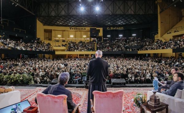 Foto del estadio lleno con el Padre y los asistentes en Uruguay