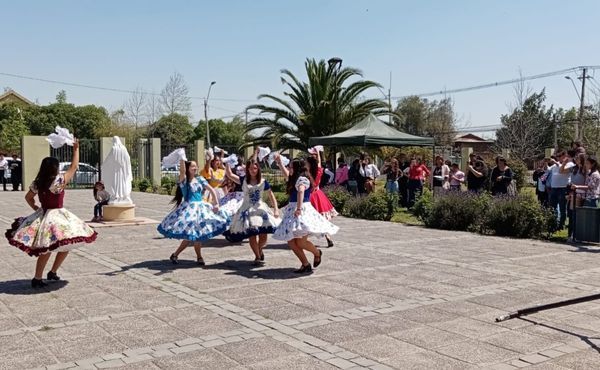 Alumnas del colegio Almendral que se están preparando para la Confirmación ofrecieron un pie de cueca.