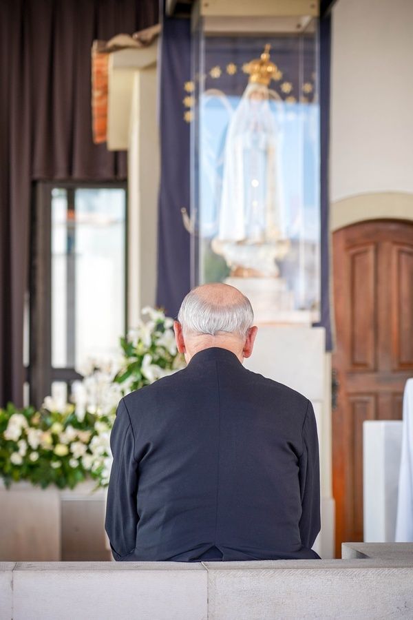 Mons. Fernando Ocáriz rezando ante la Virgen de Fátima