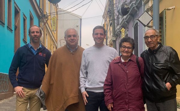 “Es difícil de explicar, hay que vivirlo”, asegura José Antonio. En la foto, al centro, junto a Sofía, en uno de los cerros de Valparaíso.