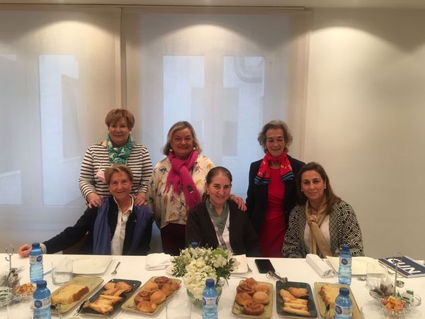María Jesús Iriarte con algunas amigas y compañeras de trabajo en la Clínica.