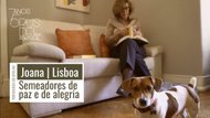 Joana es una portuguesa gerente, madre de cuatro hijos. Tras unos años de insatisfacción y tristeza se encontró con un Dios que le llenó de felicidad y le impulsó a salir de sí misma y ayudar a su familia y amigas.