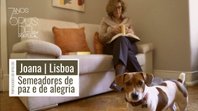 Joana es una portuguesa gerente, madre de cuatro hijos. Tras unos años de insatisfacción y tristeza se encontró con un Dios que le llenó de felicidad y le impulsó a salir de sí misma y ayudar a su familia y amigas.