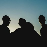 Freunde im Gespräch beim Sonnenuntergang