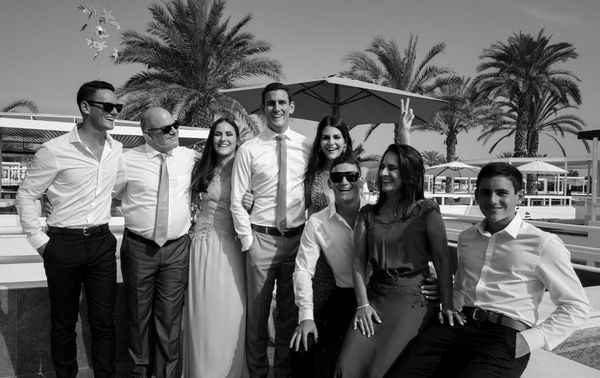 Eduardo, Susy y sus 6 hijos antes del matrimonio de Miguel, el mayor, en marzo de 2019.