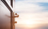 Offene Tür ins Freie zur Sonne am Horizont