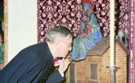 San Josemaría besa una imagen que representa a la Virgen de Loreto.
