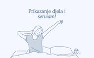 Una chica se despierta y levanta los brazos.