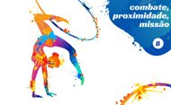 Una bailarina con las manos en el suelo, se esfuerza en una acrobacia.