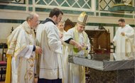 El arzobispo de Valencia en la consagración del altar. Foto: Saforguia.com.