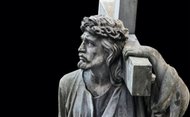 Steinskulptur Christus trägt das Kreuz
