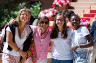 Jóvenes de San Rafael colaborando como voluntarios y recibiendo a los asistentes en un evento