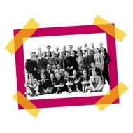 Un grupo de jóvenes sonriendo. En el centro, está san Josemaría, un sacerdote joven.