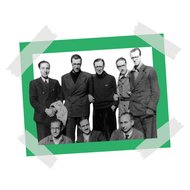 Un grupo de hombres jóvenes, muy delgados.