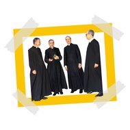 Cuatro sacerdotes, sonriendo.