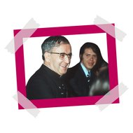 Un sacerdote y un hombre joven, sonriendo.