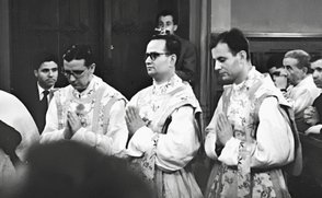 Álvaro del Portillo, José María Hernández Garnica y José Luis Múzquiz, el día de su ordenación sacerdotal