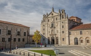 Bild på fasaden till museet för Santa Teresa de Jesús i Ávila, Spanien.