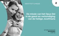 Een kleindochter omhelst haar oma.