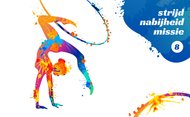 Una bailarina con las manos en el suelo, se esfuerza en una acrobacia.