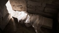 Un sepulcro vacío, con la luz del amanecer
