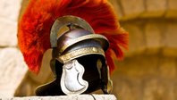 Antiguo casco romano con plumaje rojo