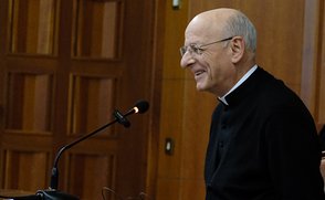 Mons. Fernando Ocáriz med predavanjem