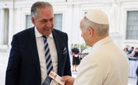 Jack Valero, director de Comunicación del Opus Dei en el Reino Unido, saluda al Papa León XIV en el Vaticano. Foto de Religión en Libertad.