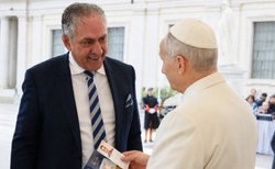 Jack Valero, director de Comunicación del Opus Dei en el Reino Unido, saluda al Papa León XIV en el Vaticano. Foto de Religión en Libertad.