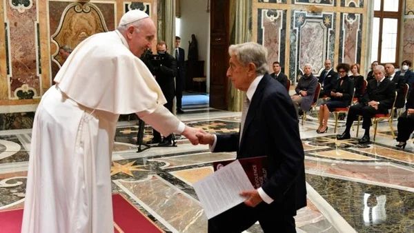 Papst Franziskus begrüßt Paolo Arullani, den Präsidenten der Fondazione Campus Bio Medico. Foto: Vatican News