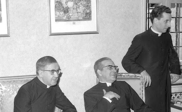 En la foto, de izquierda a derecha: san Josemaría, fundador del Opus Dei. Beato Álvaro del Portillo, primer sucesor de san Josemaría en el Opus Dei. Mons. Javier Echevarría, tercer sucesor de san Josemaría en el Opus Dei