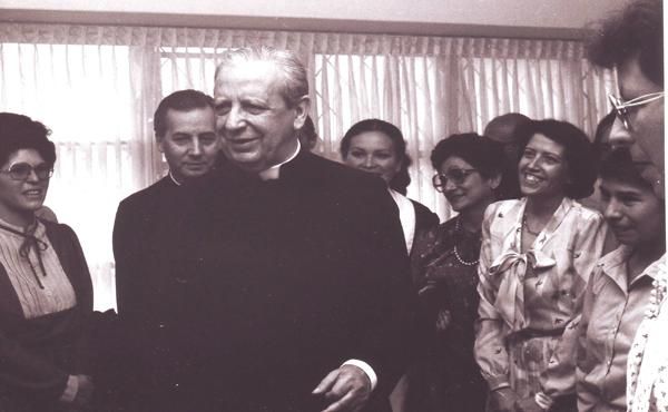 1 de junio de 1983: noveno día de la visita de Don Álvaro a Colombia. Dos tertulias en la ciudad de Medellín