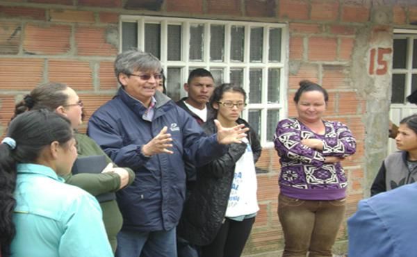 Guillermo Romero con unas familias en Ciudad Bolívar, donde gestiona una labor social, 2013