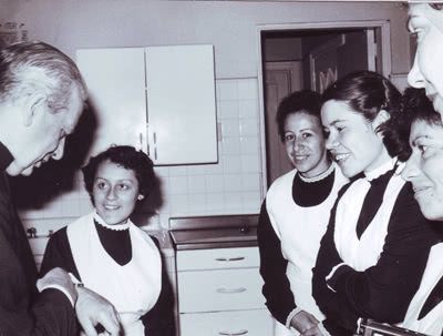 Don Álvaro durante su visita a Colombia en 1983. Un momento de encuentro con algunas Numerarias Auxiliares (que llevan el traje de atención del comedor). En la foto con Don Álvaro: Cloty Ayala, Mercedes Barrientos, Dora Guerrero, Delfina Padierna. En primer plano a la derecha, Luz Helena Correa, Numeraria