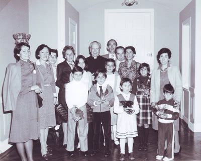 El día 30 de mayo de1983 el Beato Álvaro del Portillo recibió a algunas familias en su visita a Colombia. En esta foto con la familia Posada Núñez