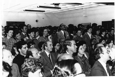 Vista general de una tertulia en la Universidad de La Sabana con el beato Álvaro del Portillo en 1983