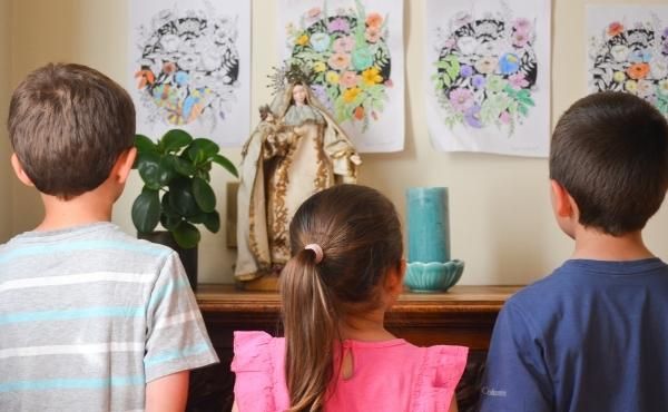 En el año de la Familia, el Papa Francisco invita a que la familia sea "una casa de oración" .