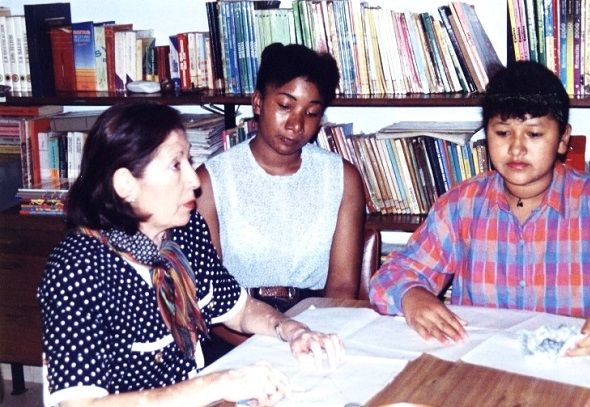 Clases de corte y confección para empleadas del hogar