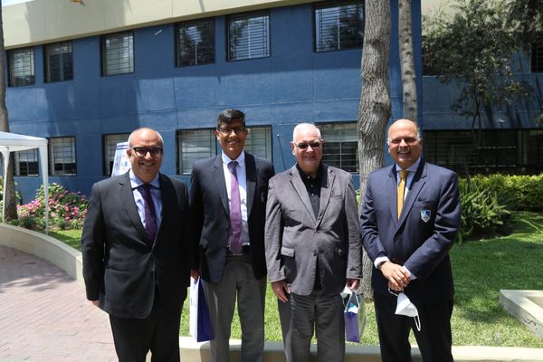 Directivos del colegio Alpamayo junto al Rabino Guillermo Bronstein