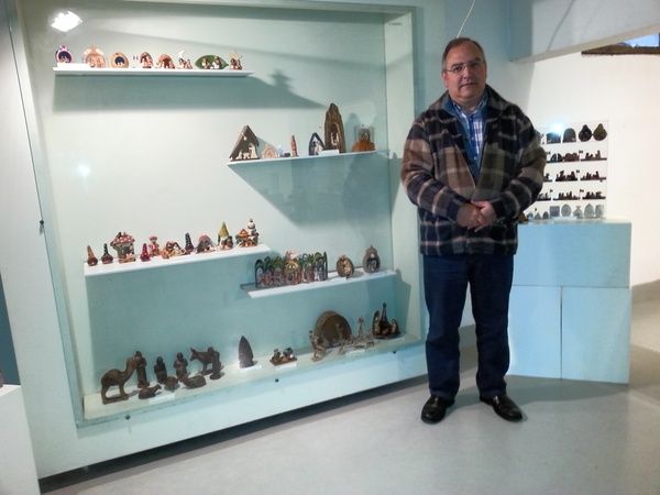 Joseba junto a algunos de sus belenes