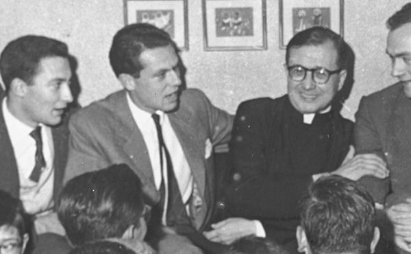 São Josemaria conversa com alguns jovens do Opus Dei