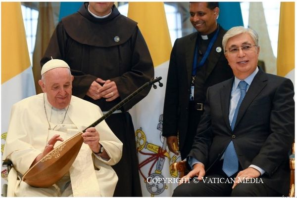 El Papa Francisco con la dombra, instrumento musical del pueblo kazajo.