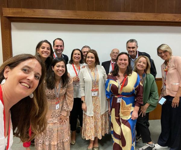 Carmen Asmat, representante de Perú con compañeras de iniciativas sociales de varios países.