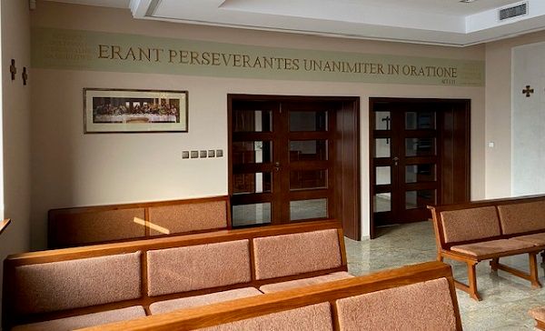 "Erant perseverantes unanimiter in oratione". Fryz w kaplicy ośrodka Rejs (Szczecin)