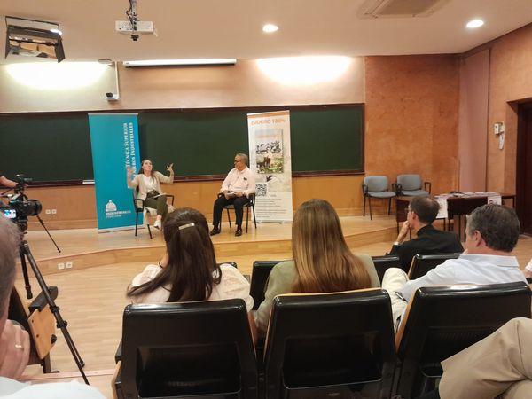 Cristina y Enrique durante la presentación de la biografía de Isidoro Zorzano