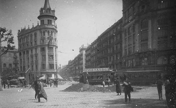 El carrer Pelai de Barcelona el 1925. Per Josep Salvany i Blanch, via la Wikimedia Commons
