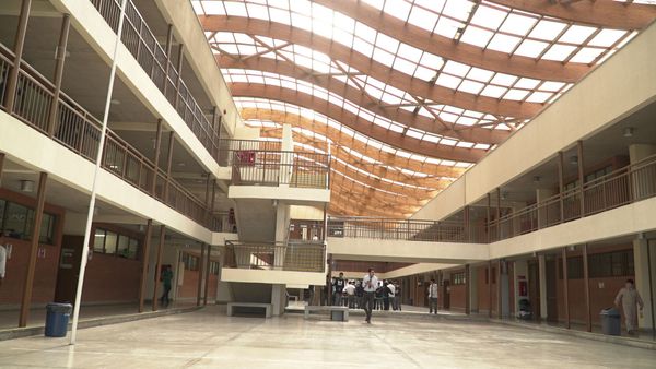 Las vigas claras muestran la reciente construcción de la segunda etapa del Colegio PuenteMaipo, que empezó el año 2014 con 82 alumnos de 1º y 2º básico, un edificio de aulas y comedor. Actualmente asisten 776 alumnos entre Prekinder y II medio y cuenta con dos edificios de aulas, y otros para biblioteca, laboratorios, programación, salas de atención para padres, auditorio, canchas, entre otros.