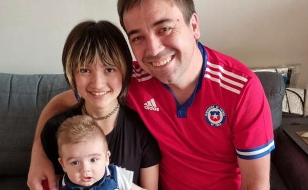 Claudio junto a sus hijos Sofía Valentina y Juan Andrés.